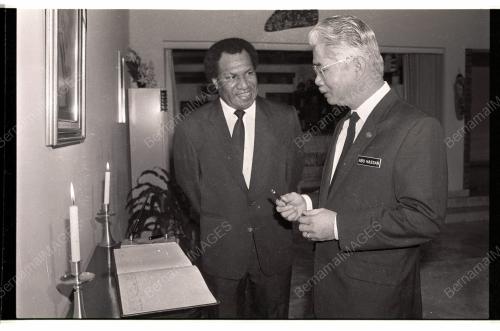 Datuk Abu Hassan Omar tandatangani condolence book
