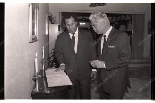 Datuk Abu Hassan Omar tandatangani condolence book