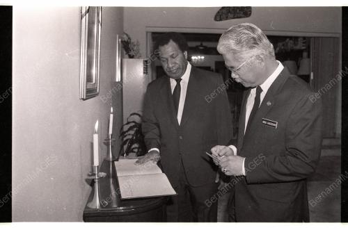 Datuk Abu Hassan Omar tandatangani condolence book