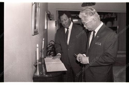 Datuk Abu Hassan Omar tandatangani condolence book