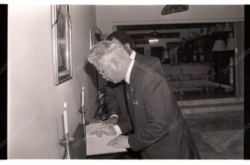 Datuk Abu Hassan Omar tandatangani condolence book