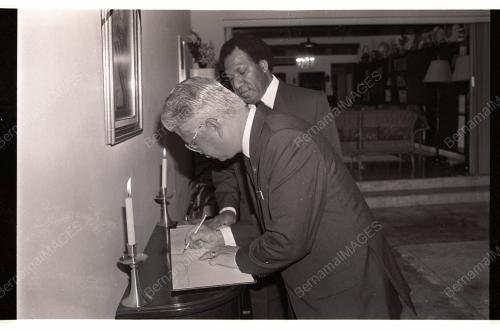 Datuk Abu Hassan Omar tandatangani condolence book