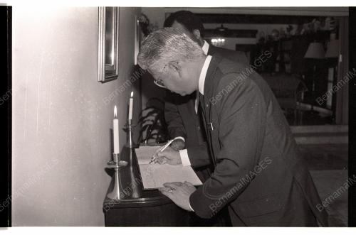 Datuk Abu Hassan Omar tandatangani condolence book
