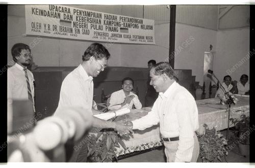 Pemberian Hadiah Kepada Perkampungan Nelayan