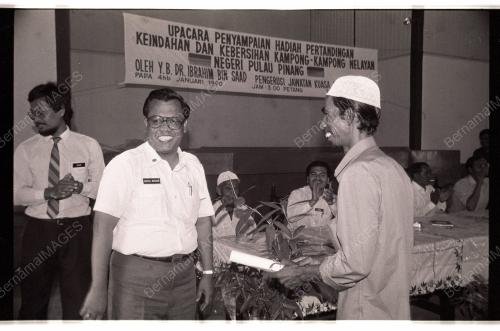 Pemberian Hadiah Kepada Perkampungan Nelayan