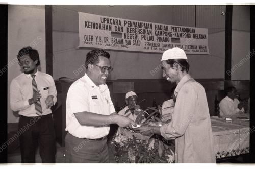 Pemberian Hadiah Kepada Perkampungan Nelayan