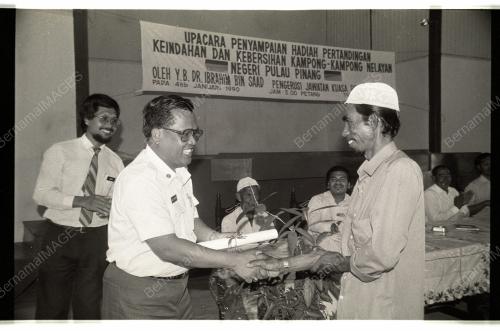 Pemberian Hadiah Kepada Perkampungan Nelayan