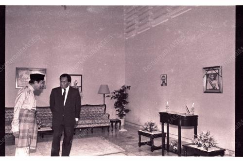 Dr Mahathir Tandatangani Condolence Book