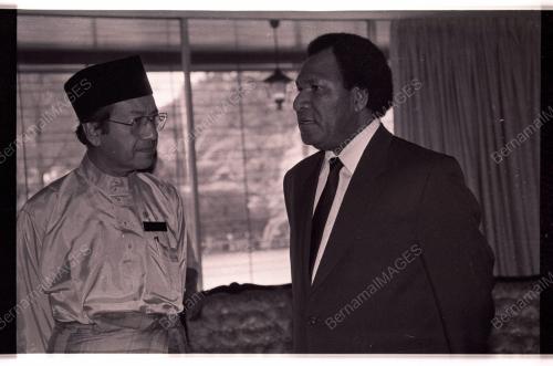 Dr Mahathir Tandatangani Condolence Book