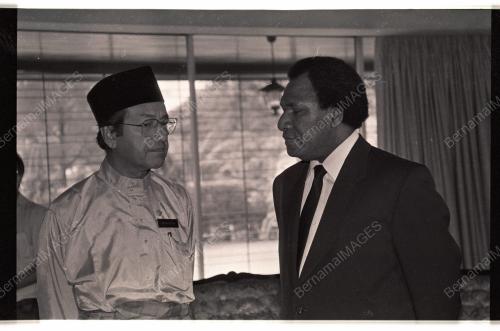 Dr Mahathir Tandatangani Condolence Book