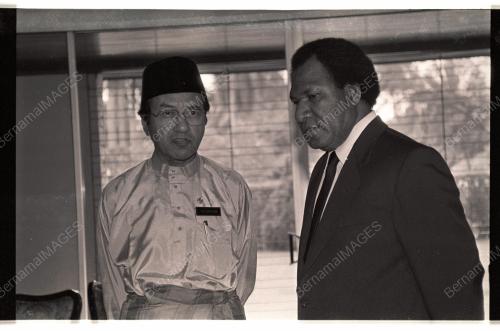 Dr Mahathir Tandatangani Condolence Book