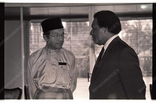 Dr Mahathir Tandatangani Condolence Book