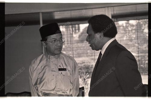 Dr Mahathir Tandatangani Condolence Book