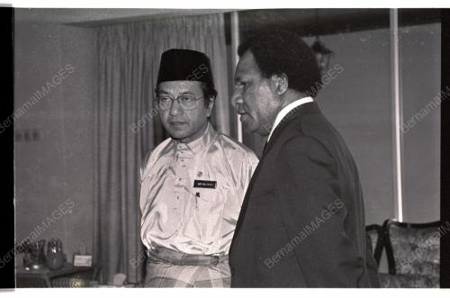 Dr Mahathir Tandatangani Condolence Book