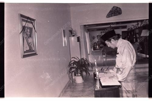 Dr Mahathir Tandatangani Condolence Book