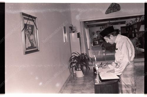 Dr Mahathir Tandatangani Condolence Book
