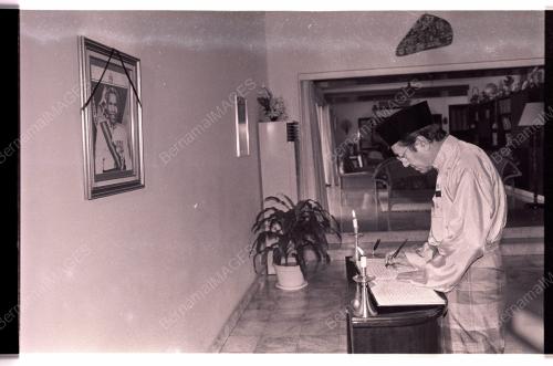 Dr Mahathir Tandatangani Condolence Book