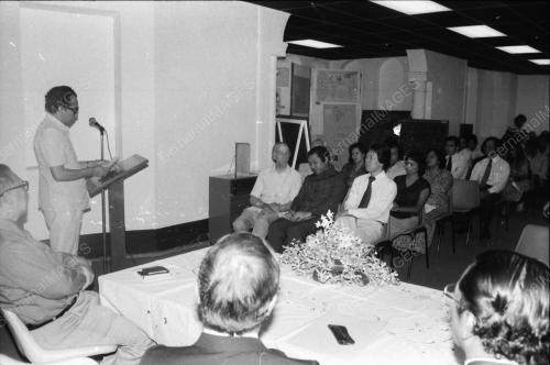 SAMAD IDRIS MENYAMPAIKAN SIJIL