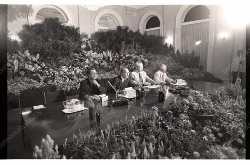 HUSSEIN ONN AND LEE KUAN YEW MEET IN PRESS CONFERENCE