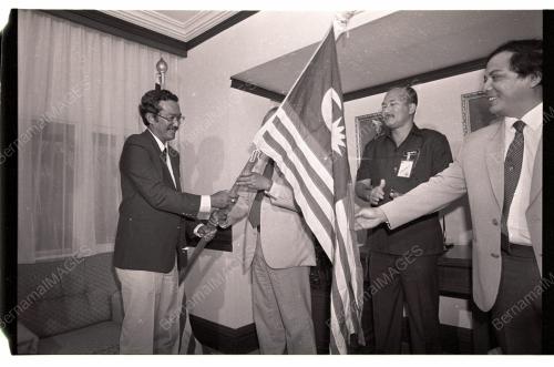 GHAFAR BABA HANDS OVER MALAYSIAN FLAG
