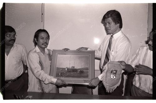 UKM PRESENTS SOUVENIRS TO PRESS CLUB
