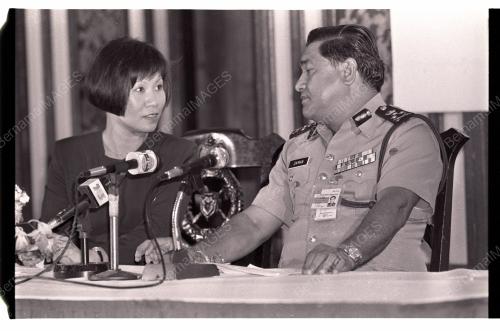 ZAMAN KHAN MELANCARKAN BUKU
