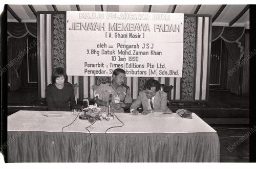 ZAMAN KHAN MELANCARKAN BUKU