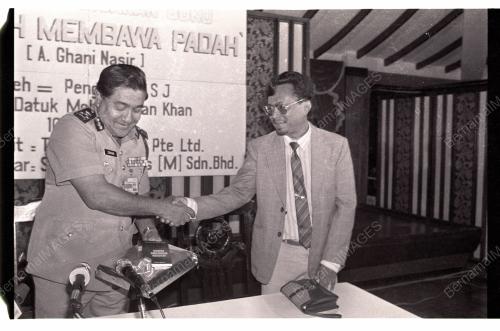 ZAMAN KHAN MELANCARKAN BUKU