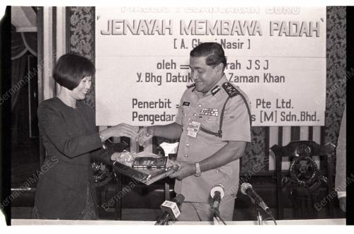ZAMAN KHAN MELANCARKAN BUKU