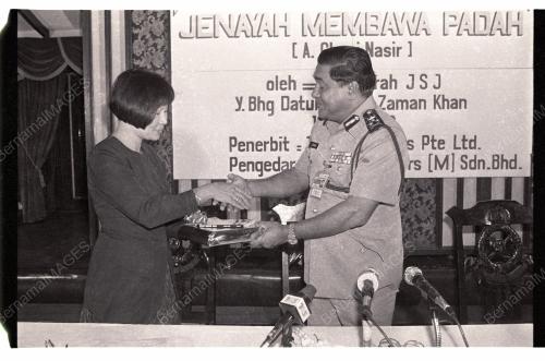 ZAMAN KHAN MELANCARKAN BUKU