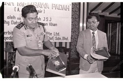 ZAMAN KHAN MELANCARKAN BUKU