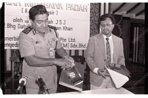 ZAMAN KHAN MELANCARKAN BUKU