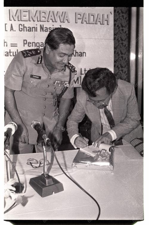 ZAMAN KHAN MELANCARKAN BUKU