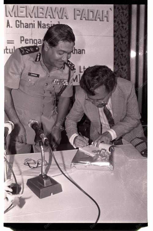ZAMAN KHAN MELANCARKAN BUKU