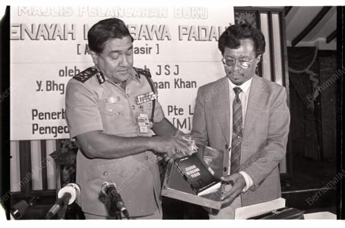 ZAMAN KHAN MELANCARKAN BUKU