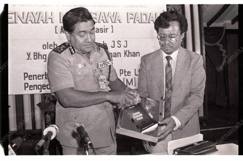 ZAMAN KHAN MELANCARKAN BUKU