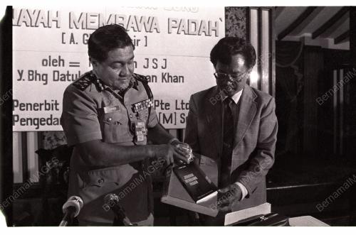 ZAMAN KHAN MELANCARKAN BUKU