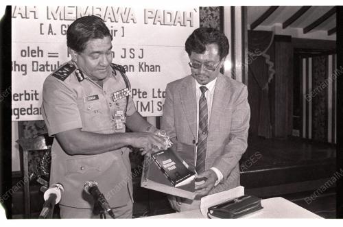 ZAMAN KHAN MELANCARKAN BUKU