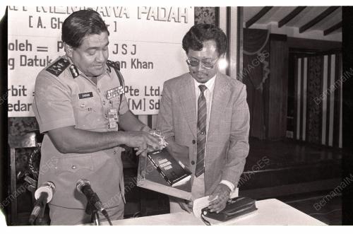 ZAMAN KHAN MELANCARKAN BUKU