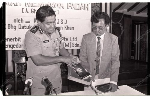 ZAMAN KHAN MELANCARKAN BUKU