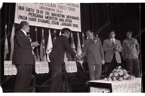 MAHATHIR RASMI MESYUARAT PEKEBUN KECIL