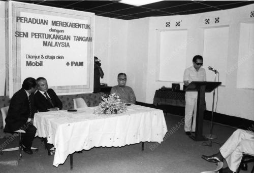 SAMAD IDRIS MENYAMPAIKAN SIJIL