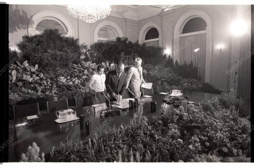 HUSSEIN ONN AND LEE KUAN YEW MEET IN PRESS CONFERENCE