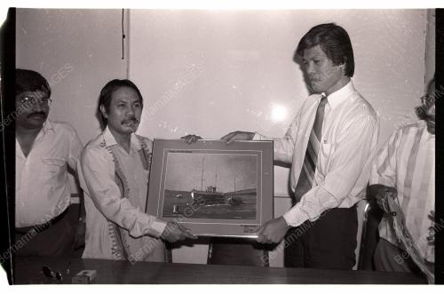 UKM PRESENTS SOUVENIRS TO PRESS CLUB