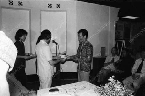 SAMAD IDRIS MENYAMPAIKAN SIJIL