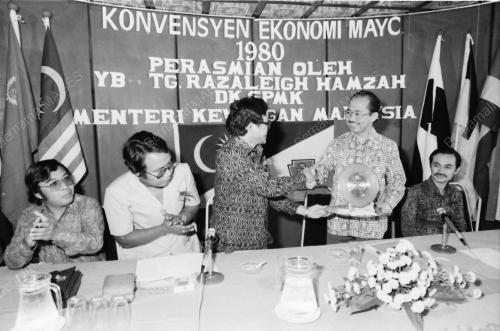KONVENSYEN EKONOMI