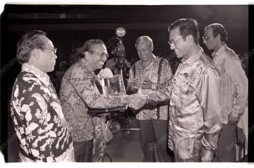 MAHATHIR HADIR MAJLIS RUKUN TETANGGA