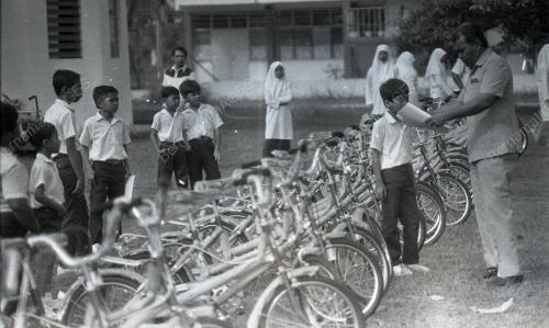 KL03_220690_PENYERAHAN_BASIKAL