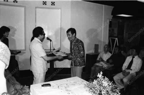 SAMAD IDRIS MENYAMPAIKAN SIJIL