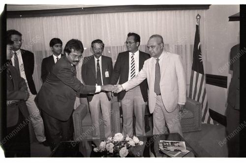GHAFAR BABA HANDS OVER MALAYSIAN FLAG